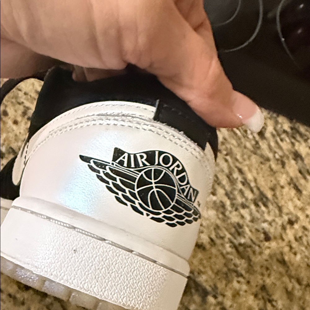 Nike Black and White Low-Top Sneakers - Picture 5 of 12